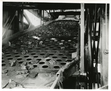 Coal travels across the Main Shaker Screen.