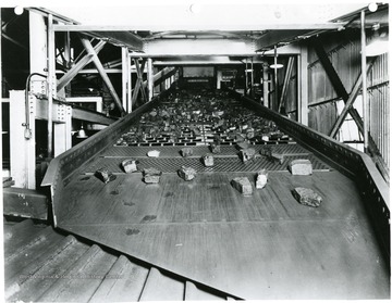 Coal moves across the main shaker screen.