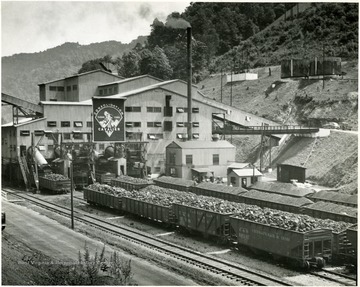 Filled Chesapeake and Ohio Railroad cars lined up outside preparation plant.