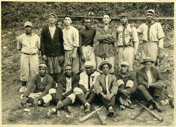 'Ralph Garner, Mgr., Snow Parker, Loaffee Henderson, Sonney Brooks, Bill Parker, Denny Jenkins, Tom Ward, O-Kay Odger, Roy Jenkins, Bug Johnson, Orval Brawford, Ben Smith, Henry Hosey.'