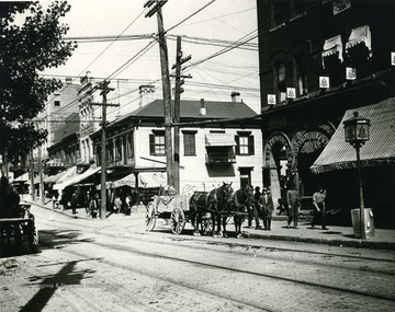 'Wagon traffic on High Street near Walnut Street'. 