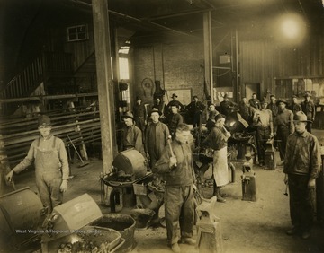 Print number 397f. World War I trainees in blacksmithing class.