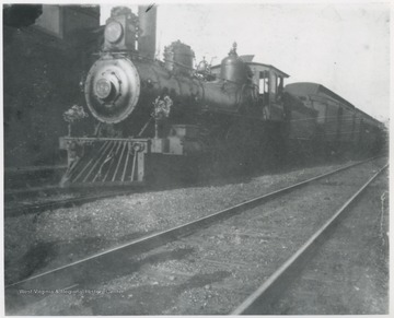 Looking at the engine from across the tracks. 