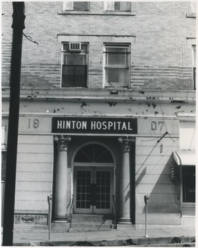 Hospital located in the Big Four Building. View of the entrance. 