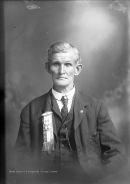 Man wears a ribbon that says "Kelley Post No. 111 G.A.R. Kingwood, W. Va.".