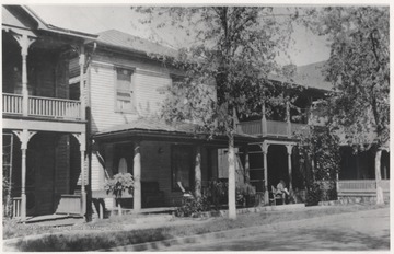 A row of homes on Summers Street, located between 4th and 5th Avenues. The third house to the right was the Harris home. 