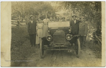 Earl Ray Zinn, pictured on the extreme right, poses beside an automobile with his unidentified associates. 