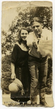 Photograph previously identified as Carrie and Lester Harper.