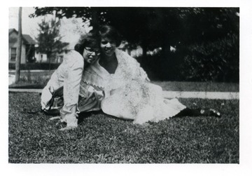 Photo of Naomi and Evelyn Willis. Both graduated from Douglas High School and became teachers.