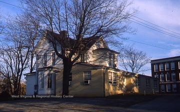 48 Edgewood Street.Built in 1900. First identified owner was Leanna D. Brown. Appears on Sanborn fire maps in 1911-20 and 1927.