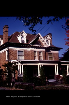 220 Park Street.Built in 1903. First identified owner was J.C. McVicker. Appears on Sanborn fire maps from 1906-08, 1911-25, 1927-28.