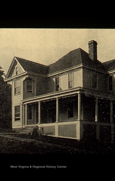 442 Park Street.Built in 1902. First identified owner was Jasper Newton Deahl. Appears on Sanborn fire maps in 1911, 1921, 1927.