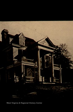 517 Park Street.Built in 1904. First identified owner was Edgar Stewart. Appears on Sanborn fire maps in 1911, 1921, 1927.