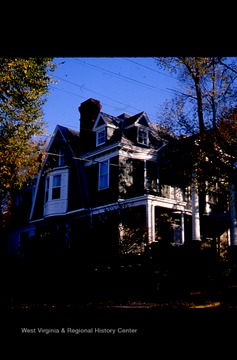 517 Park Street.Built in 1904. First identified owner was Edgar Stewart. Appears on Sanborn fire maps in 1911, 1921, 1927.