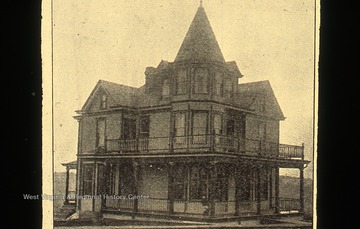 76 Grandview Avenue.Built in 1907. First identified owner was Daniel Boardman Purinton. 