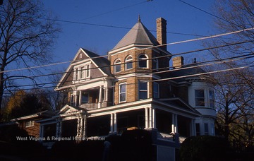 515 Grand Street.Built circa 1901. First identified owner was I. Grant Lazelle. Appears on Sanborn fire maps in 1921, 1923, 1927.