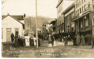 People trying to identify the dead of the disaster at Monongah Mine No.6.