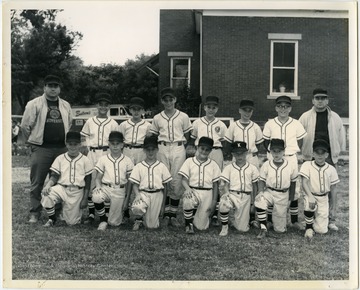 Photo of the Kiwanis Little League baseball team.