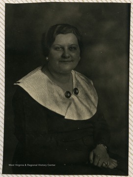 Ruby Gibson in Scott Gibson's photographic studio in Morgantown, W. Va. 